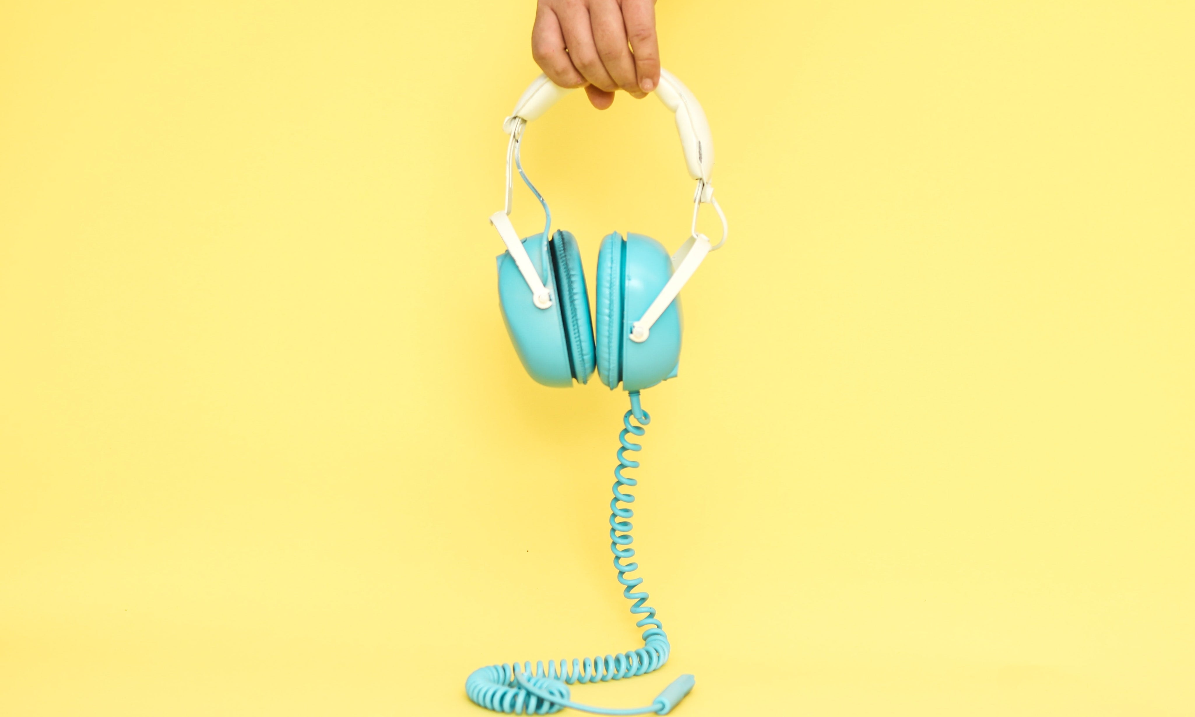 Can you mix music with headphones?